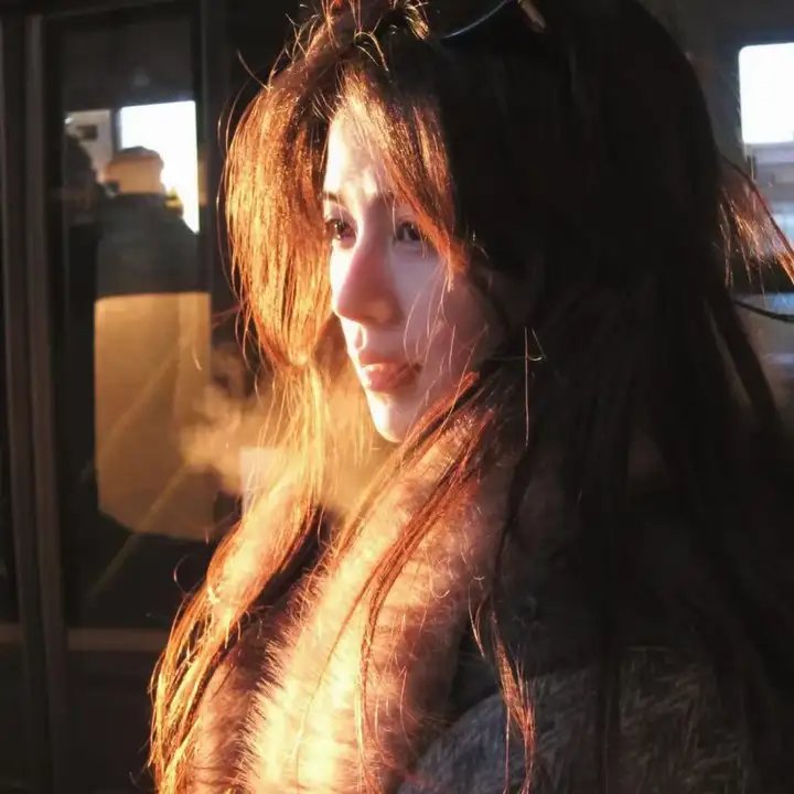 神圣女王封面